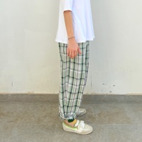 מכנסיים מדגם נור עם דוגמה של משבצות בצבעים של בז׳ וירוק