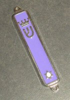 בית מזוזה ממתכת מצופה אמייל בצבע סגול עם כתר ומגן דוד גודל 7 ס"מ