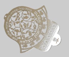 מתלה לקיר מעוצב כחמסה עם ברכות מעוטר ברימונים ומשובץ קריסטלים