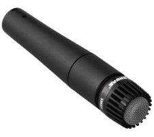 מיקרופון דינמי מקצועי Shure SM57-LCE – שם המוצר המלא פריט בודד בצבע שחור מוצג באלכסון על רקע לבן