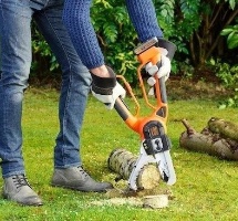 מסור גיזום נטען – Black+Decker GKC1000L-QW, אידיאלי לגיזום שיחים ועצים צעירים.