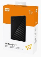 כונן קשיח חיצוני Western Digital WDBYVG0010BBK My Passport 1TB – כונן קשיח שחור מוצג באריזתו הכתומה-לבנה על רקע בהיר עם 4K