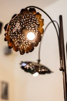 מנורה עומדת מפוצלת לשלוש חמניות פתוחות
