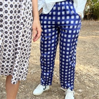 מכנסיים מדגם נור עם הדפס ריבועים בצבעים של כחול רויאל ושמנת - זוג אחרון במלאי במידה 14