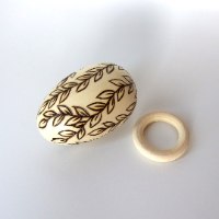 ביצה מעץ לקישוט הבית - דוגמת עלים בהירה