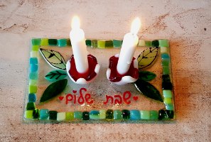 פמוט שבת ירוק בפסיפס עם פמוטי פרח טוליפ מזכוכית בטכניקת פיוזינג
