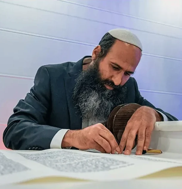 הסופר יהודה דוד, סופר סת״ם ומייסד מן הסת״ם, כותב על קלף בקולמוס