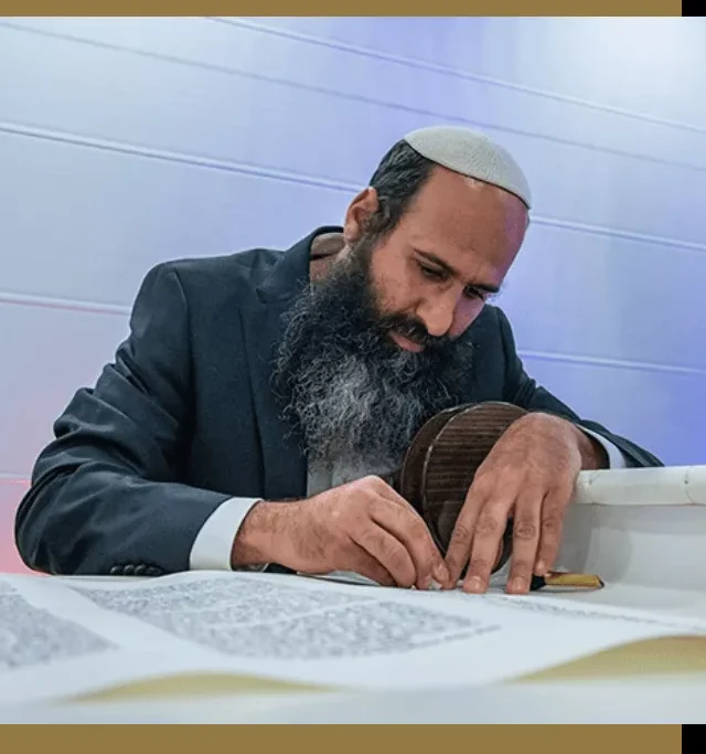 הסופר יהודה דוד, כותב על קלף בקולמוס
