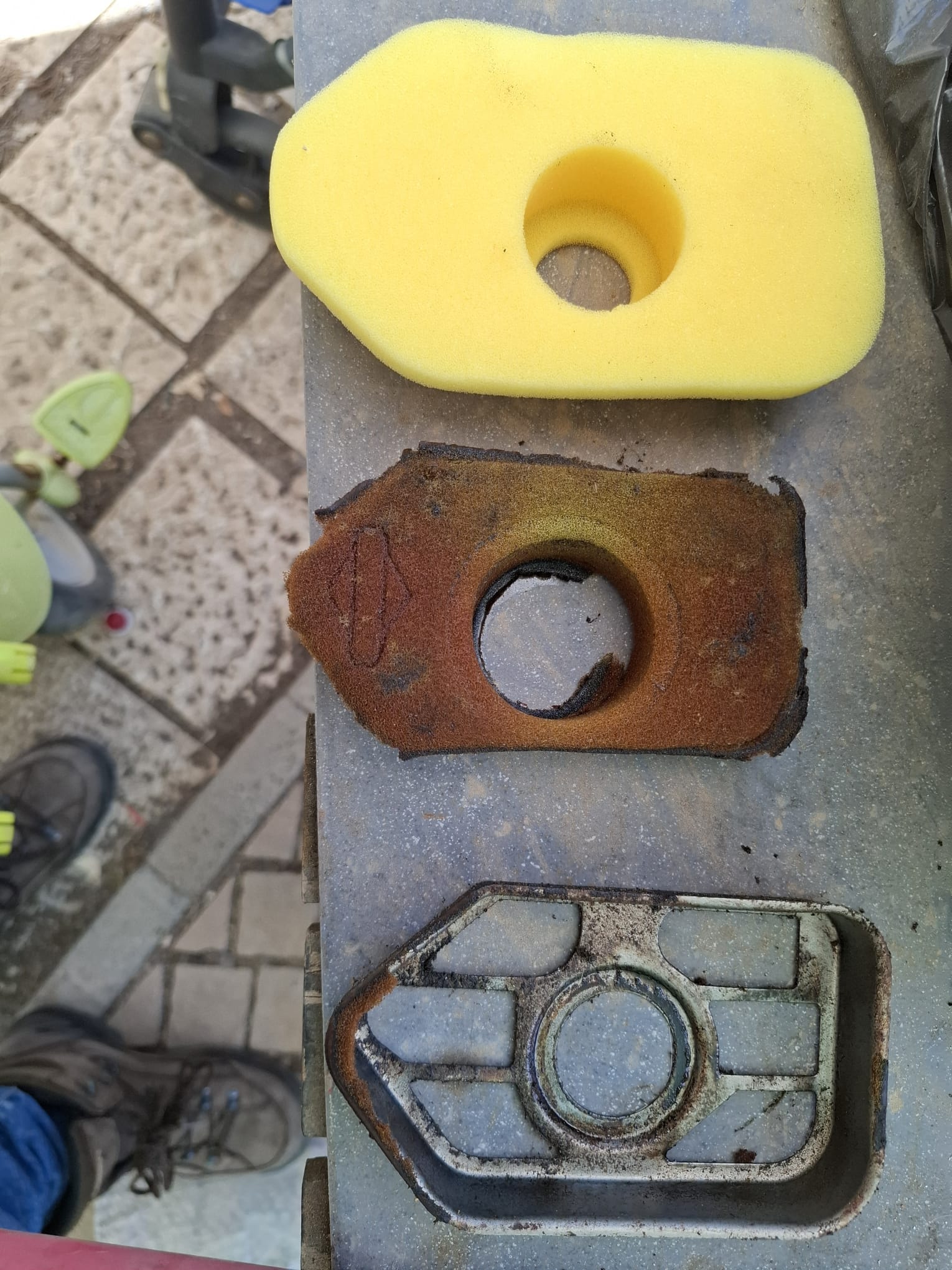 פילטר אוויר למכסחת דשא ישן ליד חדש