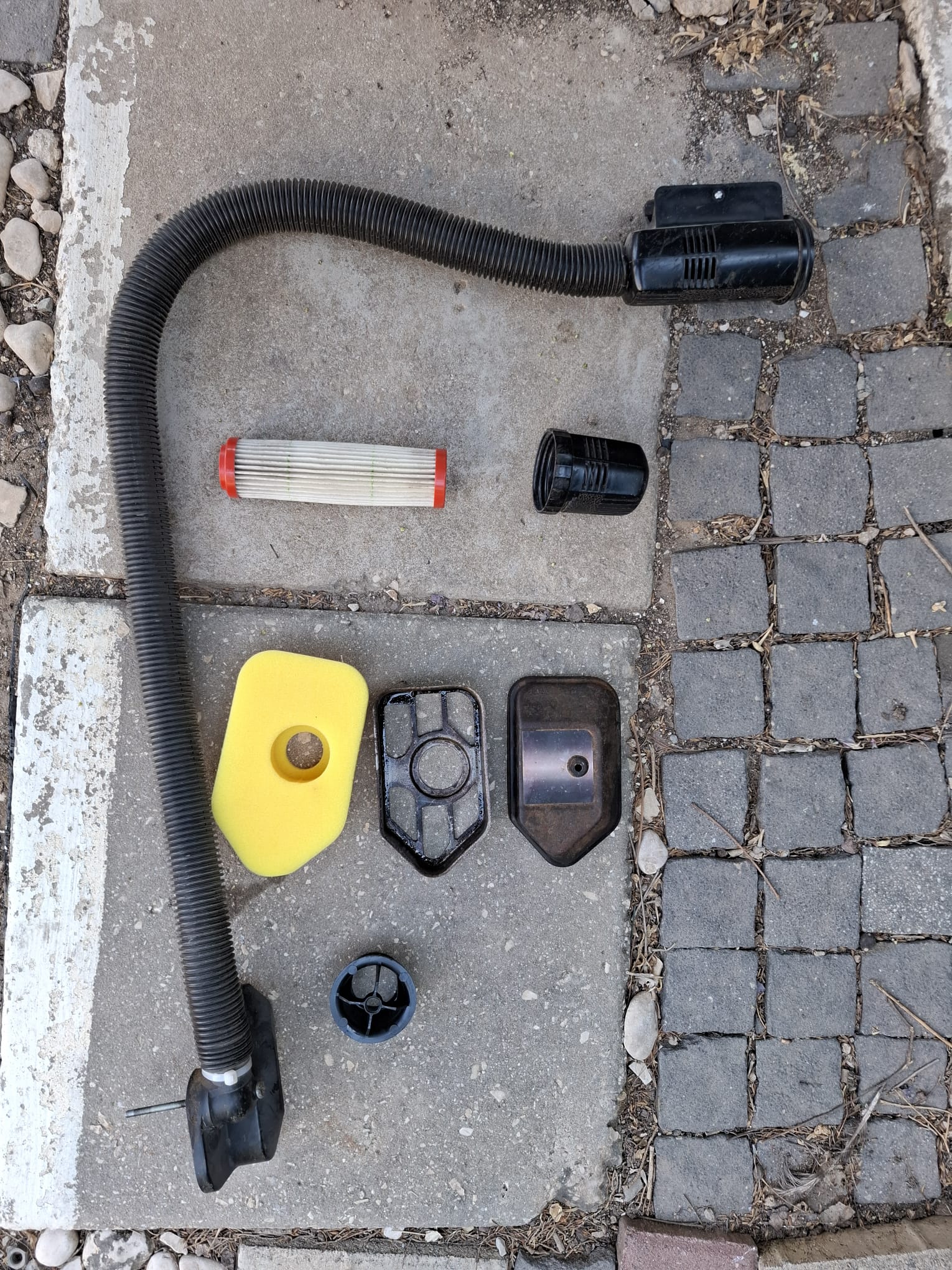 השוואה בין מערכת סינון האוויר המקורית עם צינור ארוך ומסנן נייר ליד מערכת רגילה עם מסנן ספוג חדש