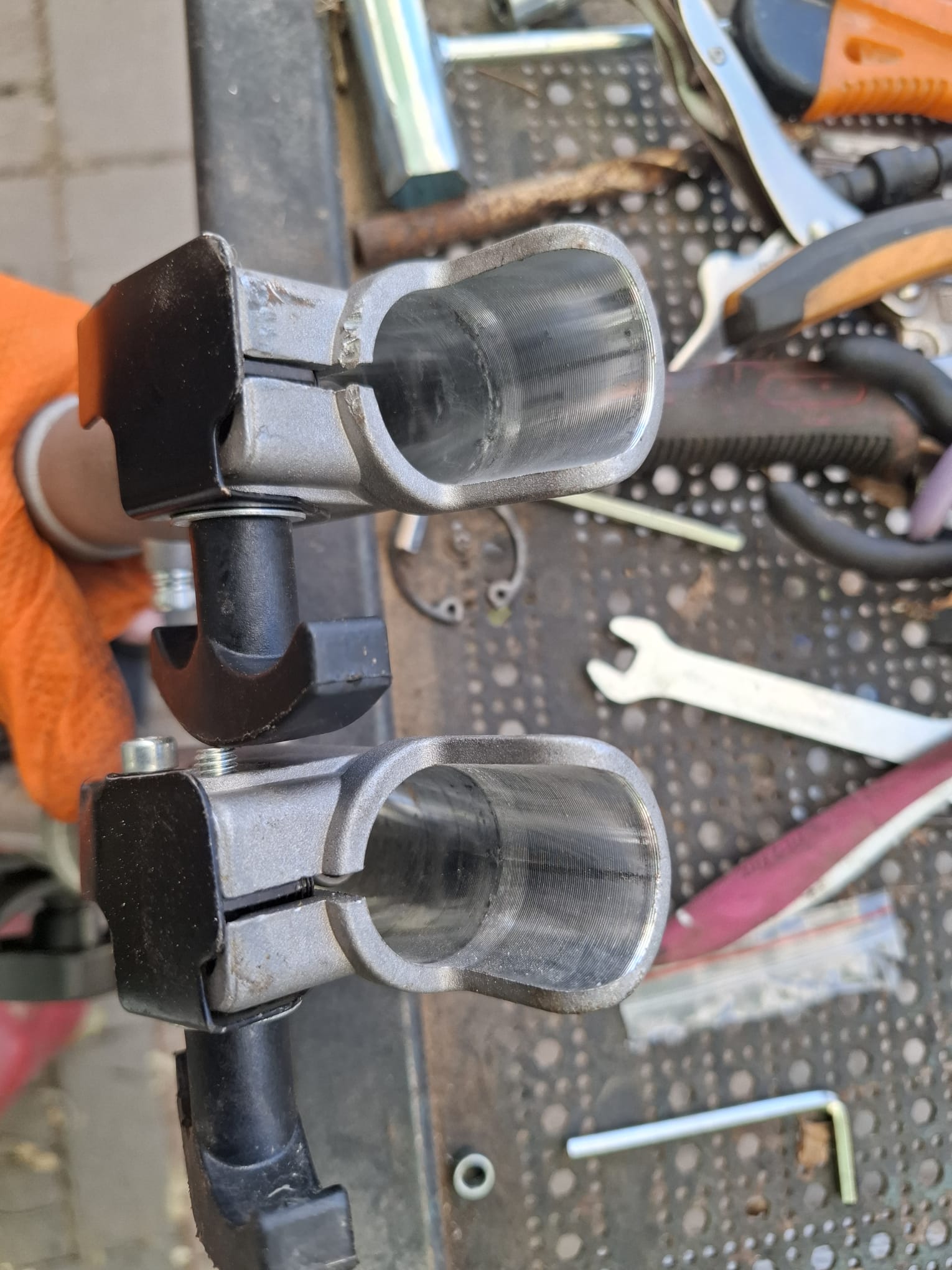 השוואה בין מחברמנגון ניתוק חיבור מהיר של חרמש קומבי פגום לתקין