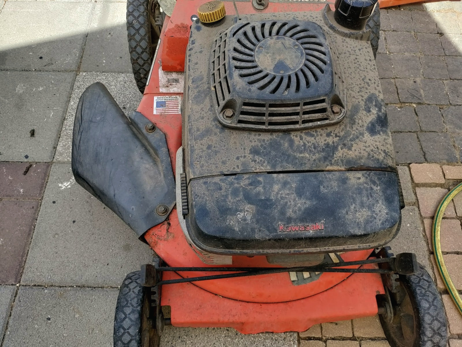 מכסחת אריאנס עם מנוע קוואסאקי