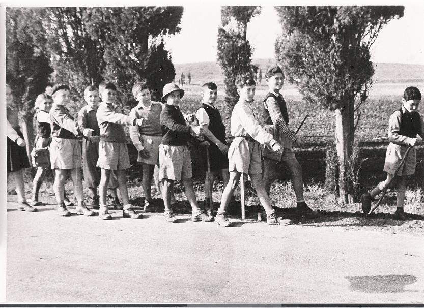 ילדי הנחלה צועדים לאורך הכביש הראשי
