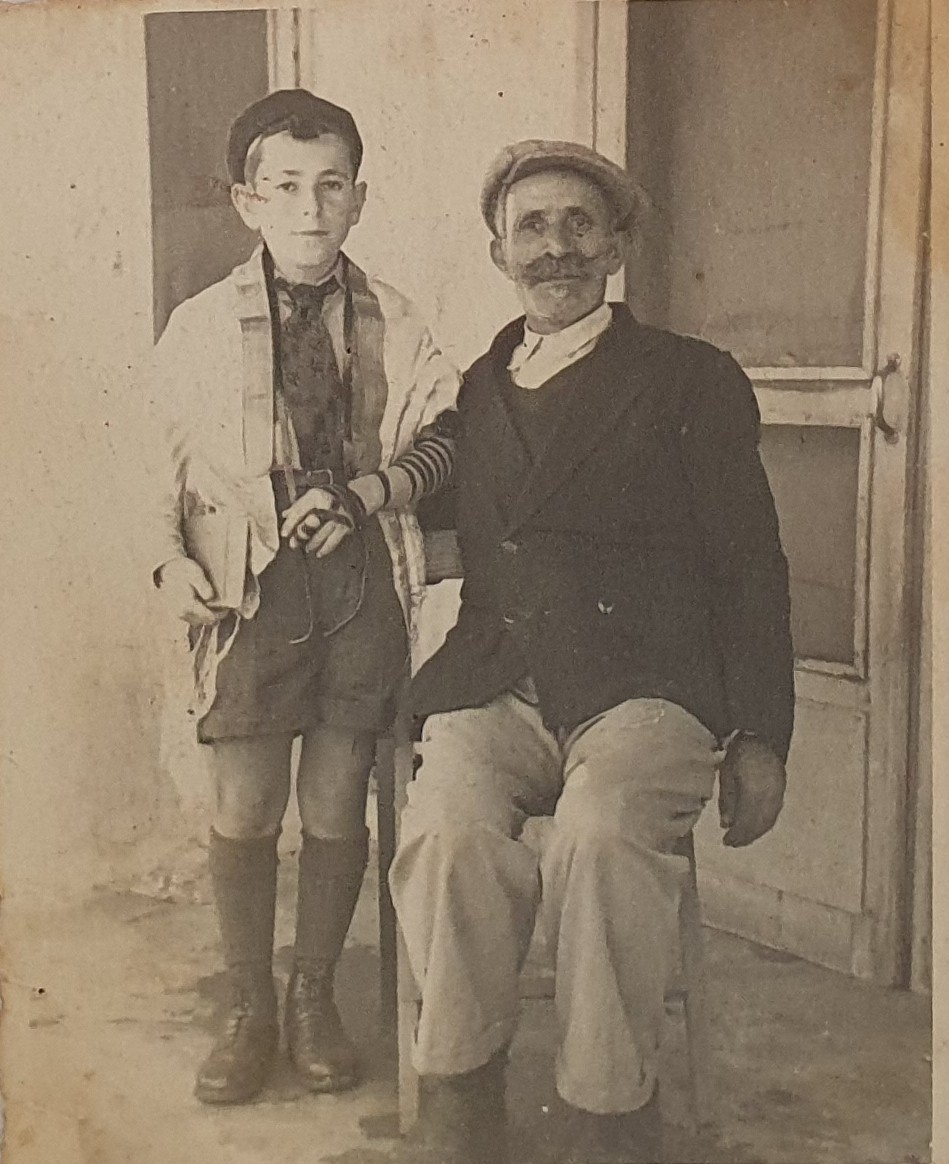 בן ציון אוחנה מכין את ישראל חנניה לבר המצווה