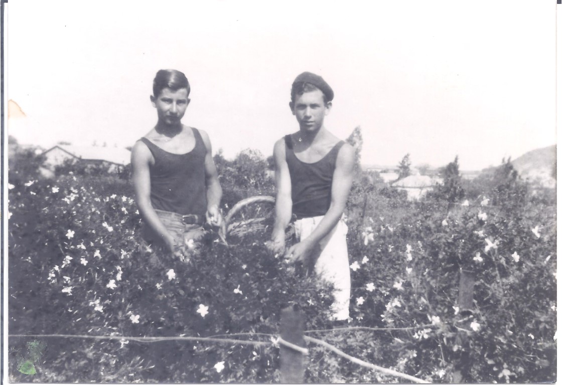 הרב בן ציון מכין את ישראל חנניה לבר המצווה